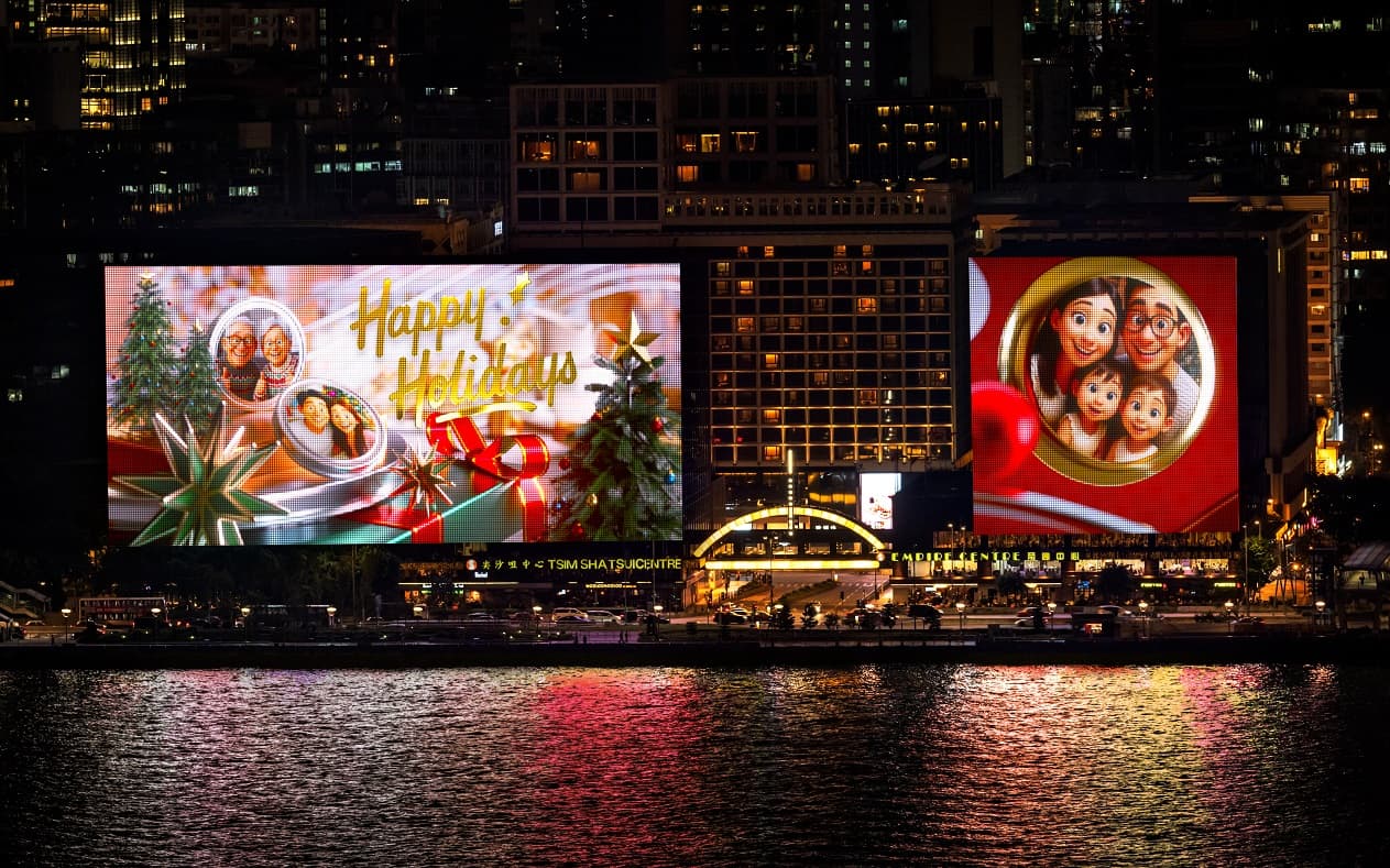 尖沙咀中心及帝國中心全新AI光影匯演「Windows of Wonder」 信和集團誠邀全城參與 上載溫馨照片 化身成聖誕裝飾主角 點亮維港夜空