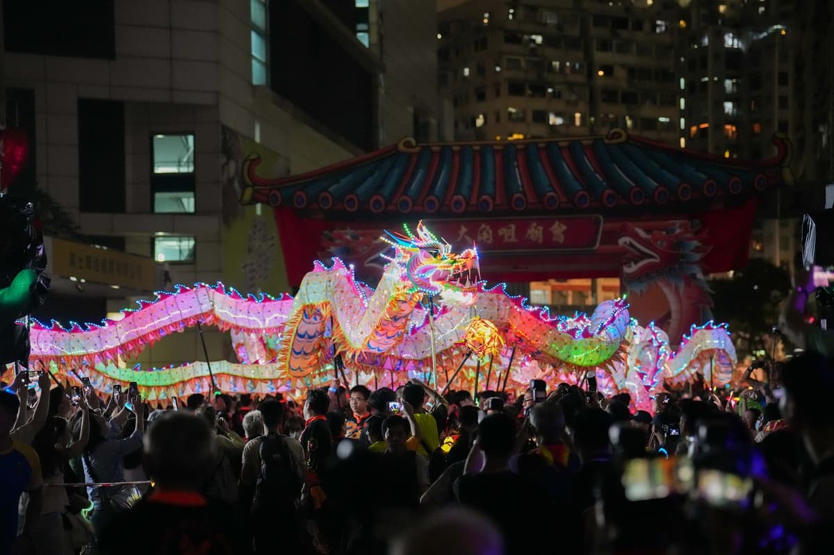 「第20屆大角咀廟會」全港最長500呎炫彩LED夜光花式龍聯同國家級非遺沙頭角魚燈舞團隊壓軸登場