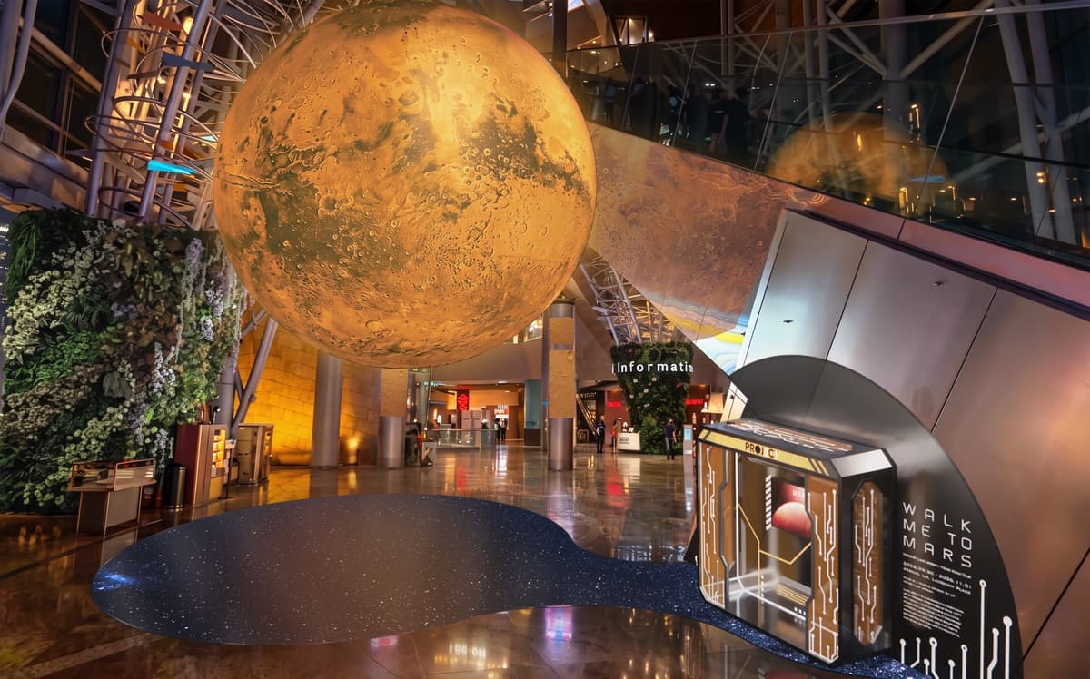 「Walk me to Mars」登陸朗豪坊 英國藝術家 Luke Jerram 世界巡展鉅作《MARS》 感受鬧市中的太空體驗